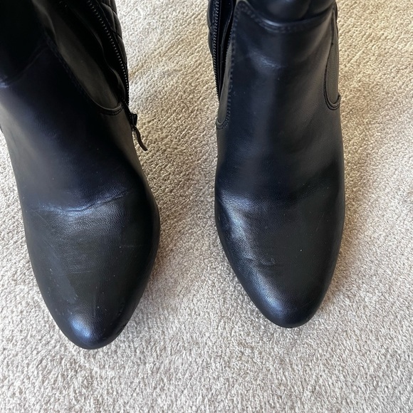 BCBG Beasly Quilted Faux Leather Boots 8M Mobwife - Picture 8 of 8